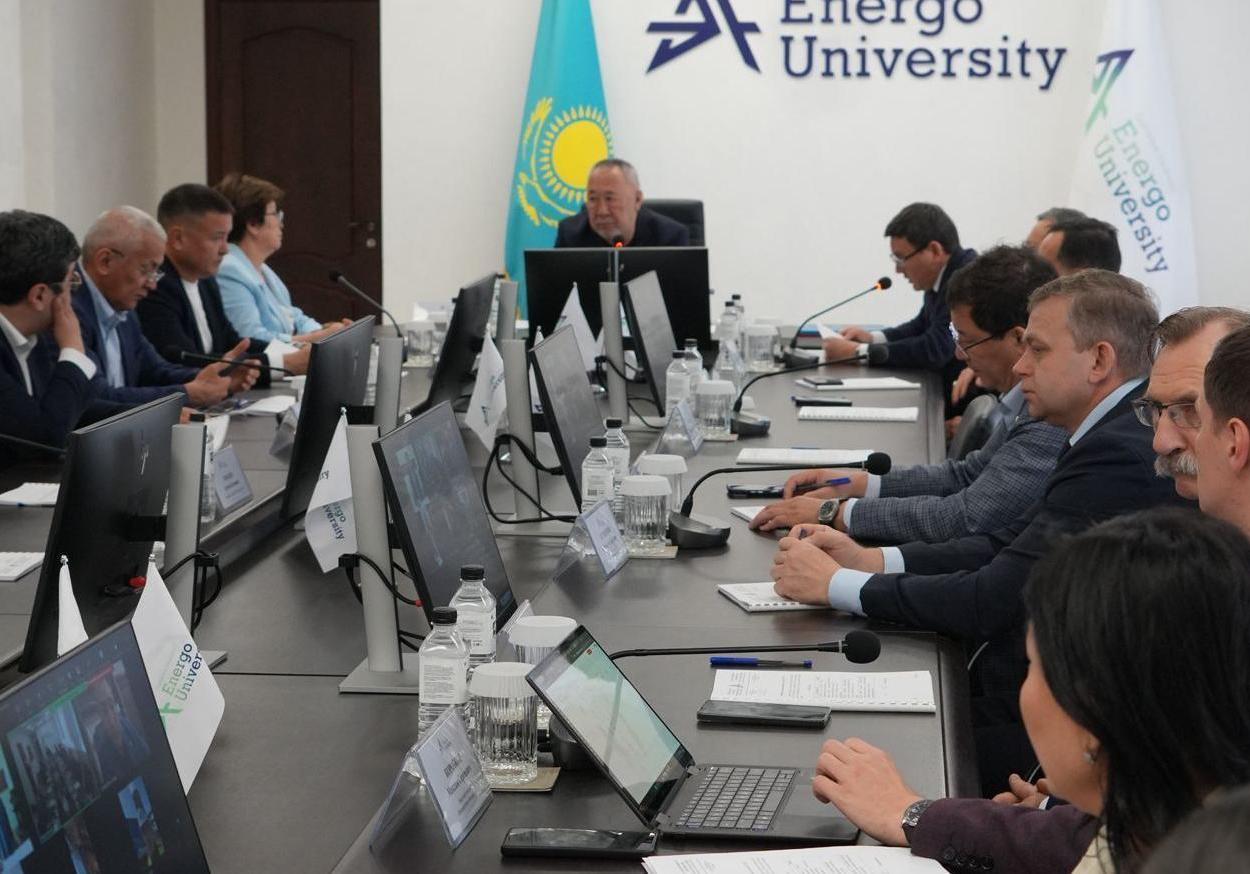 Заседание попечительского совета АУЭС: ключевые решения и новые инициативы