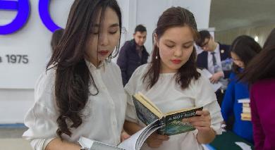 Новый учебный семестр в АУЭС для студентов университета начался с получения повышенной стипендии - 1