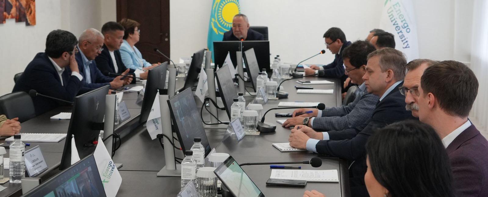 
                                            АЭжБУ қамқоршылық кеңесінің отырысы: негізгі шешімдер мен жаңа бастамалар
                                         