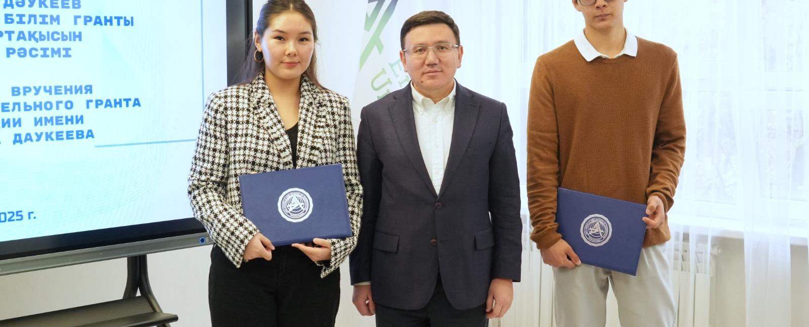 
                                            Ғұмарбек Дәукеев атындағы грант пен шәкіртақыны тапсыру рәсімі
                                         